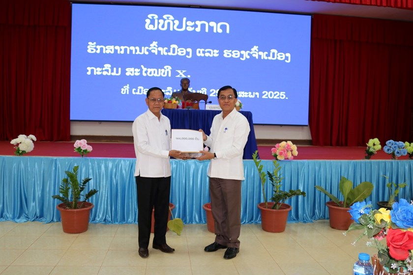 ເຈົ້າແຂວງເຊກອງ ມອບເງິນ 144 ລ້ານກີບ ຊ່ວຍເຫຼືອປະຊາຊົນບ້ານຕະລຸຍ