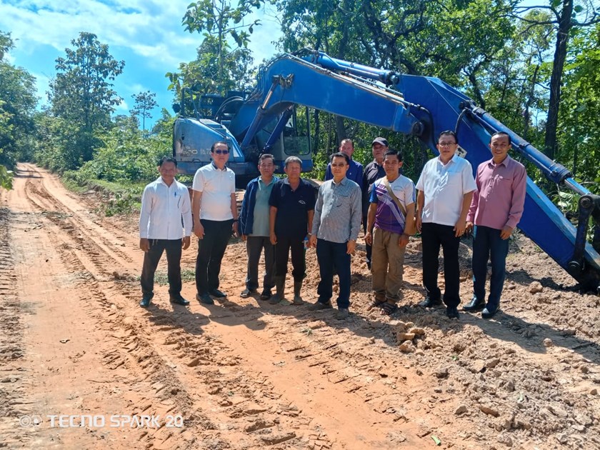 ການນໍາເມືອງສຸຂຸມາ ລົງຕິດຕາມໂຄງການກໍ່ສ້າງເສັ້ນທາງເຂົ້າບ້ານແຊ