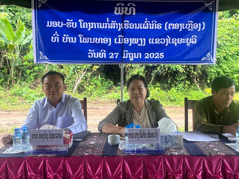 ມອບໂຄງການກໍ່ສ້າງເຮືອນເຜົ່າກຣີ້