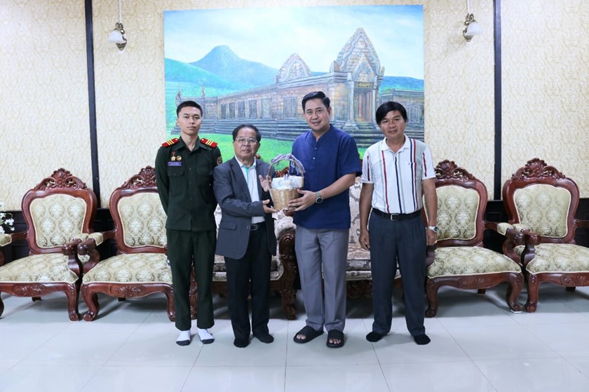 ນັກຂ່າວປະຕິວັດ ເຂົ້າຢ້ຽມຂໍ່ານັບເຈົ້າແຂວງຈຳປາສັກ