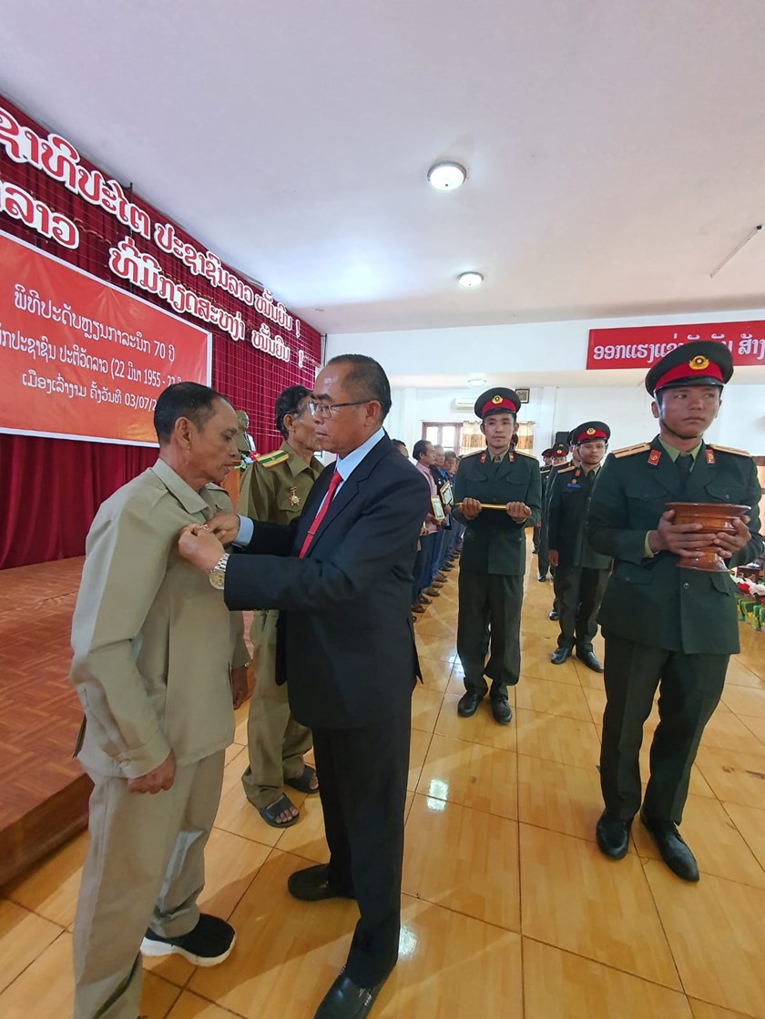 ເລົ່າງາມ ປະດັບຫຼຽນກາລະນຶກວັນສ້າງຕັ້ງພັກຄົບຮອບ 70 ປີ.