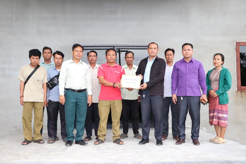 ເມືອງໂຂງ ມອບເງິນ 40 ລ້ານກວ່າກີບ ກໍ່ສ້າງເສັ້ນທາງເບຕົງ ບ້ານຂີ້ນາກ