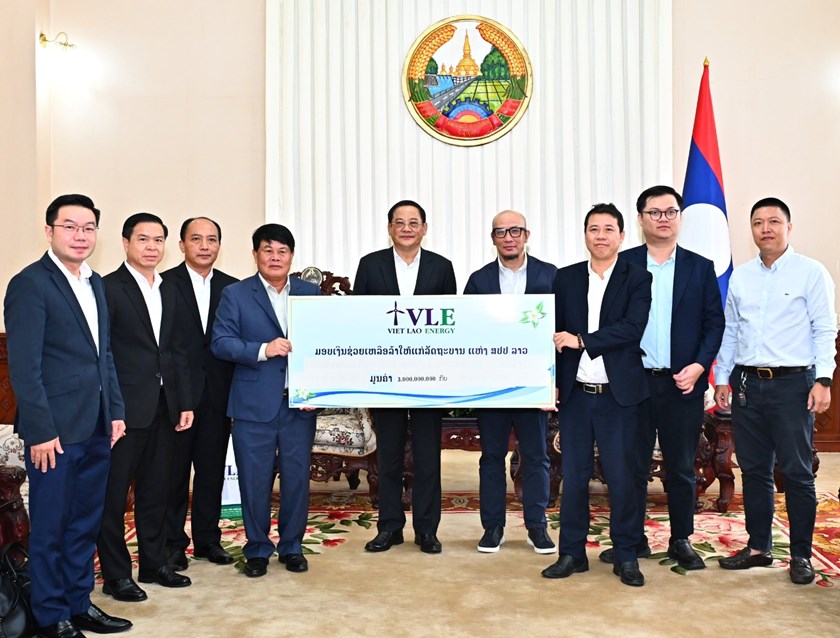 ບໍລິສັດ ຮຸ້ນສ່ວນລົງທຶນ ແລະ ພັດທະນາພະລັງງານຫວຽດ-ລາວ ມອບເງິນຊ່ວຍເຫຼືອລັດຖະບານ