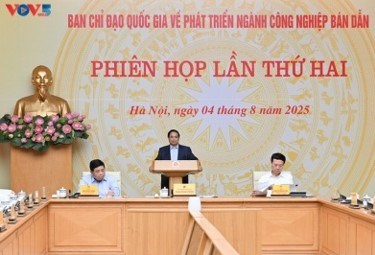 ຫວຽດນາມ ຈັດກອງປະຊຸມຄະນະຊີ້ນໍາການພັດທະນາຂະແໜງອຸດສາຫະກຳເຄິ່ງຊັກນຳໄຟຟ້າ