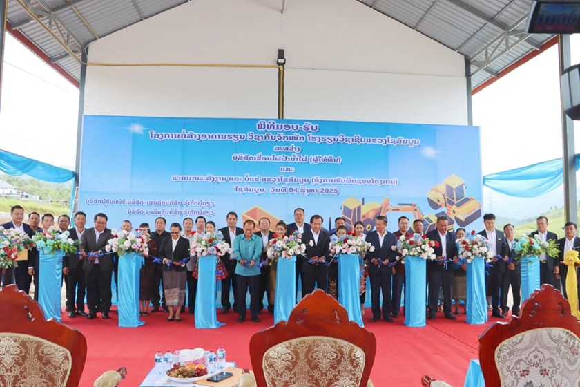 ມອບ-ຮັບ ໂຄງການກໍ່ສ້າງອາຄານຮຽນວິຊາກົນຈັກໜັກໂຮງຮຽນວິຊາຊີບແຂວງໄຊສົມບູນ