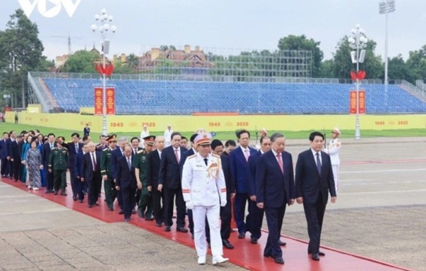 ການ​ນຳ​ພັກ - ລັດ ຫວຽດນາມ ວາງພວງມາລາອາ​ໄລ​ຫາ ປະ​ທານ ​ໂຮ່​ຈິ​ມິນ