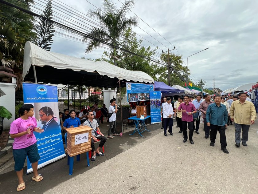 ມວນຊົນຊາວຫຼວງພະບາງ ຮ່ວມງານໂລະລາດໃນງານບຸນຫໍ່ເຂົ້າປະດັບດິນ ຢູ່ນະຄອນ ຫຼວງພະບາງ ຢ່າງຫຼວງຫຼາຍ