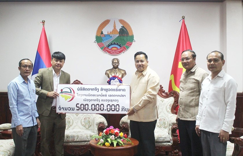ຫຼາຍພາກສ່ວນ ມອບເງິນຊຸກຍູ້ກອງປະຊຸມໃຫຍ່ ຄັ້ງທີ XI ຂອງອົງຄະນະພັກແຂວງເຊກອງ