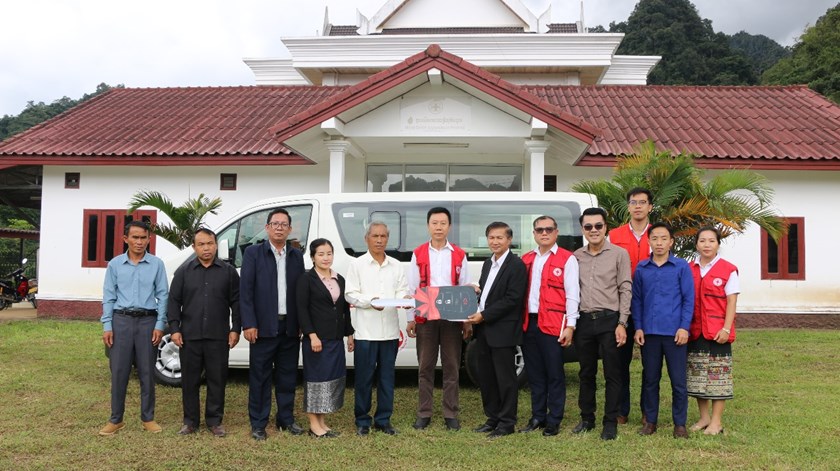 ມອບລົດຕູ້ ແລະ ຄອມພິວເຕີ ໃຫ້ກາແດງແຂວງໄຊສົມບູນ
