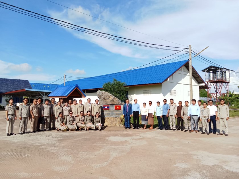 ມອບ-ຮັບ ໂຮງຮຽນມັດທະຍົມ-ວິຊາຊີບຕົວແບບມິດຕະພາບລາວ-ຫວຽດນາມ
