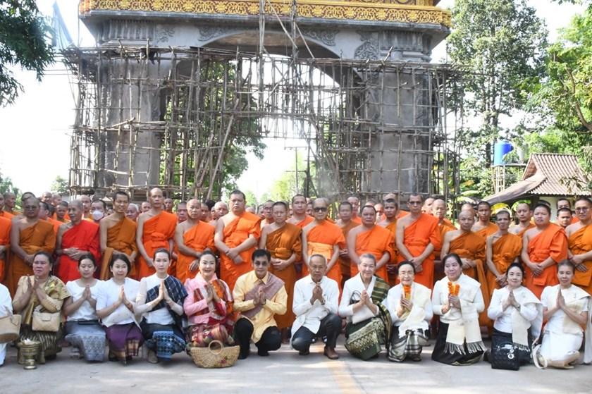 ຊາວພຸດຮ່ວມຍົກຍອດຊໍ່ຟ້າປະຕູໂຂງ ແລະ ໃສ່ບາດຖວາຍສັງຄະທານ