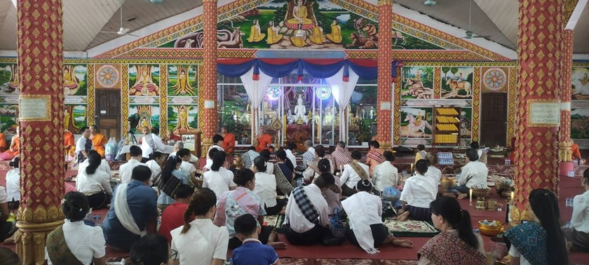 ຊາວພຸດຮ່ວມກັນໃສ່ບາດໃນມື້ບຸນອອກພັນສາປະວໍລະນາຢ່າງຄຶກຄື້ນ