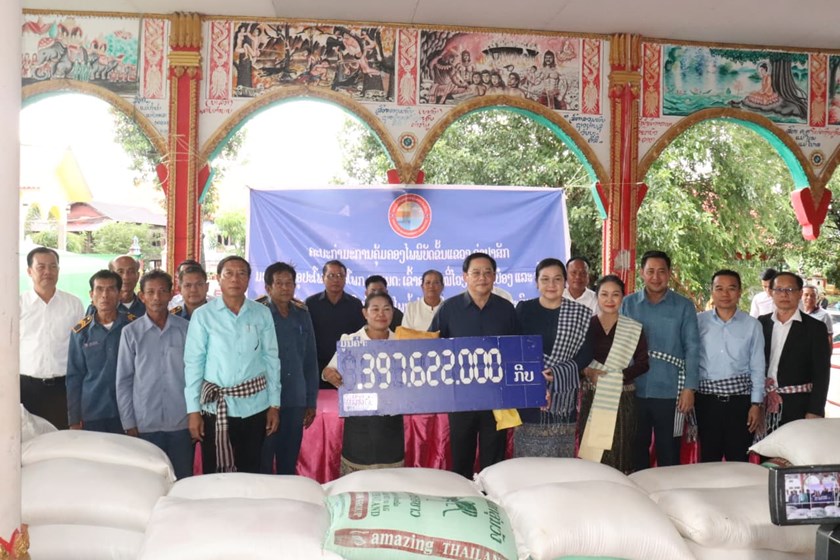 ນາຍົກລັດຖະມົນຕີ ເຂົ້າຮ່ວມ​ມອບເຄື່ອງຊ່ວຍເຫຼືອບັນເທົາທຸກ ປະຊາຊົນທີ່ຖືກນໍ້າຖ້ວມ ຢູ່ 8 ບ້ານ​ ຂອງ​ເມືອງຊະນະສົມບູນ​ ​