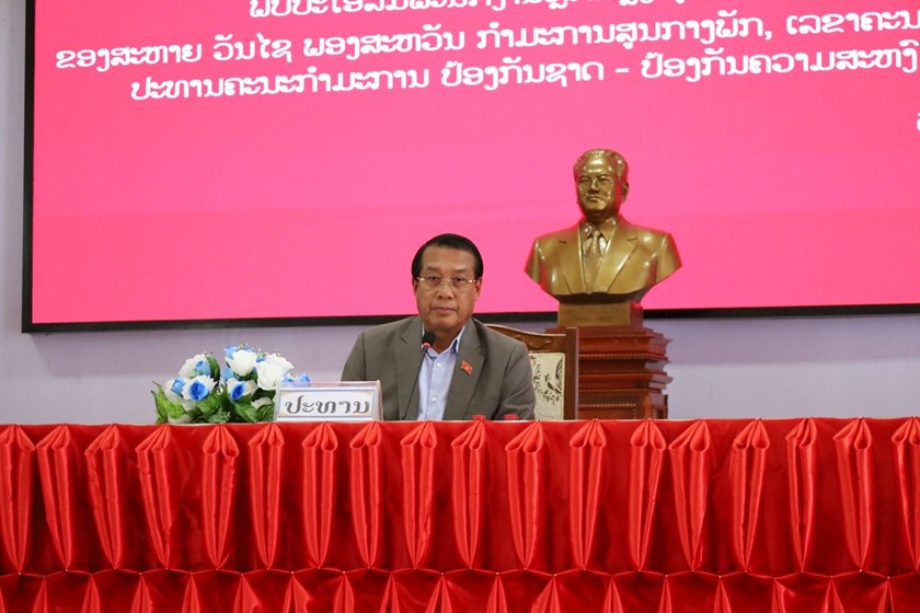 ເຈົ້າແຂວງຄຳມ່ວນ ພົບປະໂອ້ລົມພະນັກງານຫຼັກແຫຼ່ງ ຢູ່ກອງພົນທະຫານຮາບທີ 4