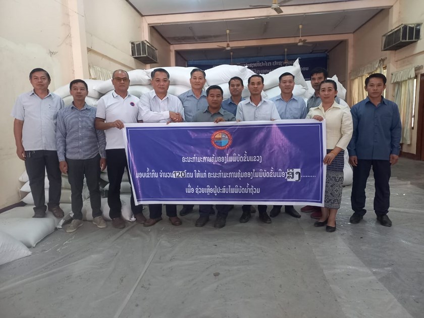 ຄະນະກໍາມະການຄຸ້ມຄອງໄພພິບັດແຂວງ ມອບຮັບເຂົ້າສານໃຫ້ເມືອງສິງ