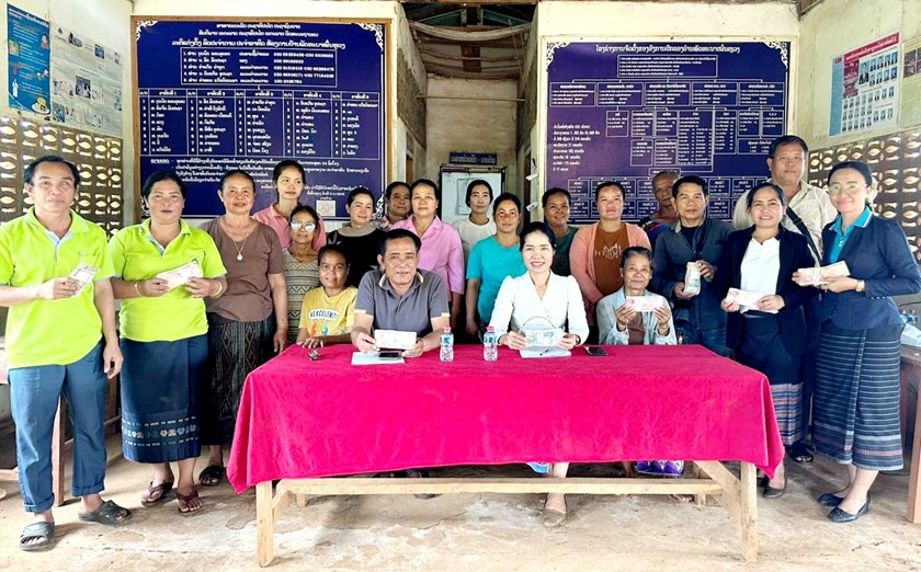 ສະຫະພັນແມ່ຍິງແຂວງຈຳປາສັກ ມອບເງິນໃຫ້ແກ່ກຸ່ມຫັດຖະກຳຟອຍແຂມ 51 ລ້ານກ່ວາກີບ