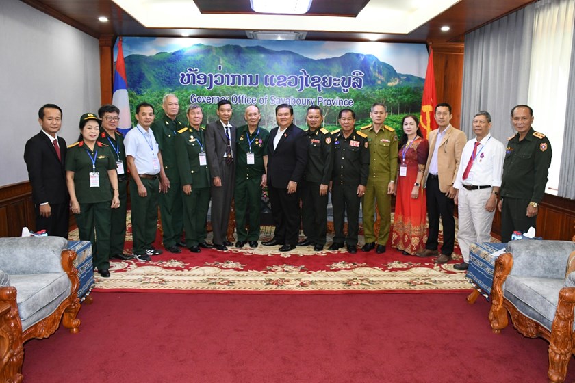 ຮອງເລຂາພັກແຂວງ ໄຊຍະບູລີ ຕ້ອນຮັບຄະນະອາດີດຊ່ຽວຊານທະຫານອາສາສະມັກ  ສສ ຫວຽດນາມ