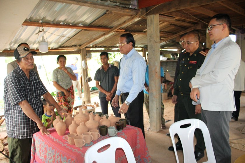 ເຈົ້າແຂວງຄຳມ່ວນ ຊຸກຍູ້ການຜະລິດເຄື່ອງປັ່ນດິນເຜົາຢູ່ເມືອງໜອງບົກ