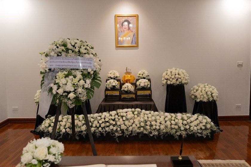 ຄະນະນໍາກະຊວງການຕ່າງປະເທດ ເຊັນປຶ້ມໄຫວ້ອາໄລ ຕໍ່ການມໍລະນະກໍາ ຂອງ ສົມເດັດພະນາງເຈົ້າສິຣິກິດ ພະບໍຣົມຣາຊິນີນາດ ພະບໍຣົມມະຣາດຊະຊົນນະນີພັນປີຫຼວງ