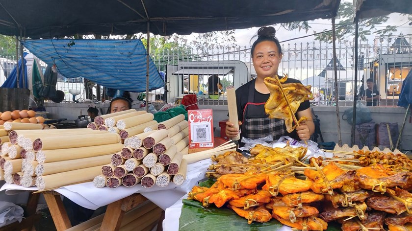ເຂົ້າຫຼາມ-ປີ້ງໄກ່​ ອາຫານພື້ນເມືອງລາວເອກະລັກໃນງານບຸນພະທາດຫຼວງ