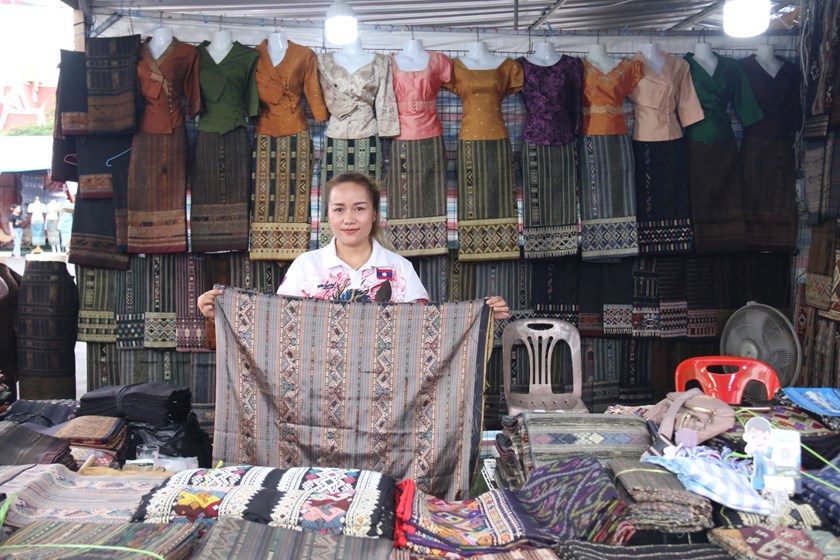 ຊ່ວຍກັນສົ່ງເສີມສິ້ນໄໝມ້ອນຊໍາເໜືອ ຜະລິດຕະພັນຂອງຊາວແຂວງຫົວພັນ