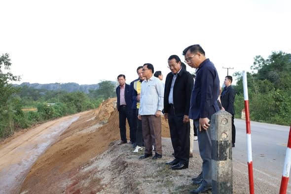 ລັດຖະມົນຕີກະຊວງ ຍທຂ ຕິດຕາມການກໍ່ສ້າງເສັ້ນທາງເລກທີ 12 ທ່າແຂກ-ຊາຍແດນນາເພົ້າ