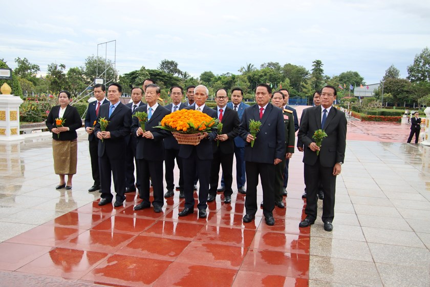 ຄະນະຜູ້ແທນກອງປະຊຸມສໍາມະນາ ເຂົ້າວາງກະຕ່າດອກໄມ້ ຕໍ່ໜ້າຮູບປັ້ນຫຼໍ່ ປະທານ ໄກສອນ ພົມວິຫານ