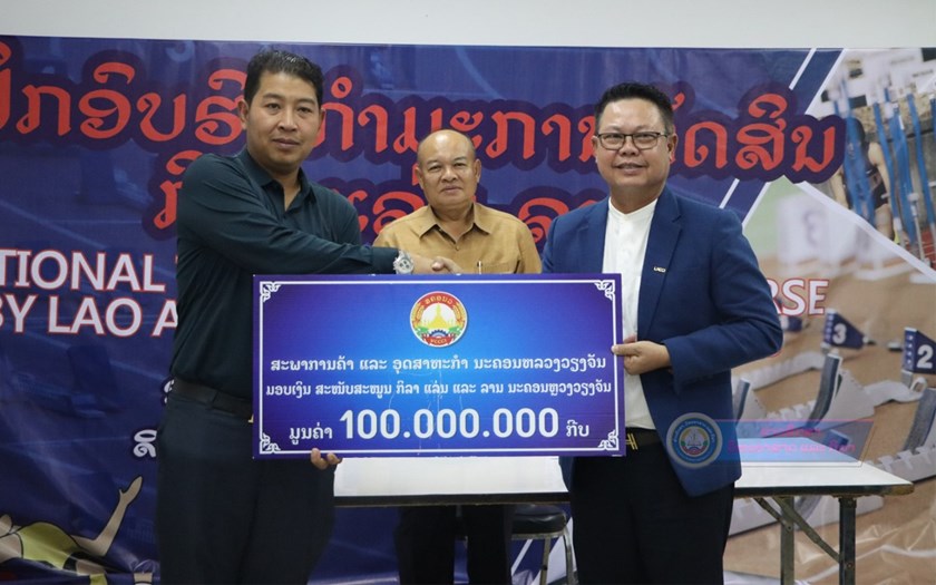 ຫຼາຍພາກສ່ວນ ມອບເງິນສະໜັບສະໜູນທີມນັກກິລແລ່ນ-ລານ ນວ