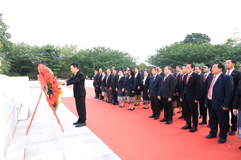 ອົງການກາແດງແຫ່ງຊາດລາວ ວາງພວງມະລາ ແລະ ວາງກະຕ່າດອກໄມ້ໃນໂອກາດຂໍ່ານັບຮັບຕ້ອນ ກອງປະຊຸມໃຫຍ່ຜູ້ແທນອົງຄະນະພັກ