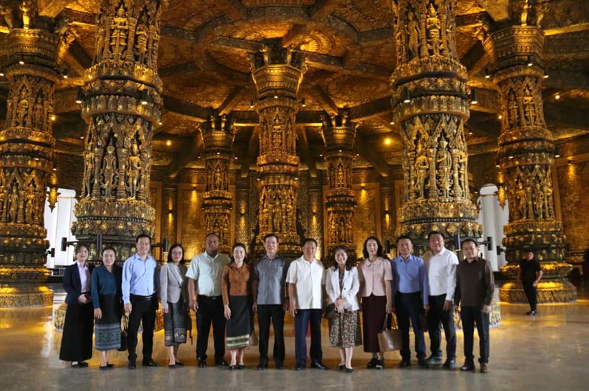 ຜູ້ແທນຄະນະໂຄສະນາສຶກສາແລະຂົນຂວາຍປະຊາຊົນສູນກາງພັກກອມມູນິດຫວຽດນາມຢ້ຽມຊົມຫໍພິພິທະພັນສິລະປະລາວ