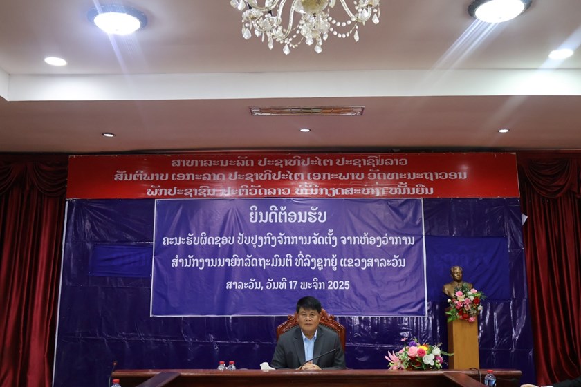 ທ່ານ ບົວຄົງ ນາມມະວົງ ພົບປະ ພະນັກງານລັດຖະກອນຫ້ອງວ່າການແຂວງສາລະວັນ