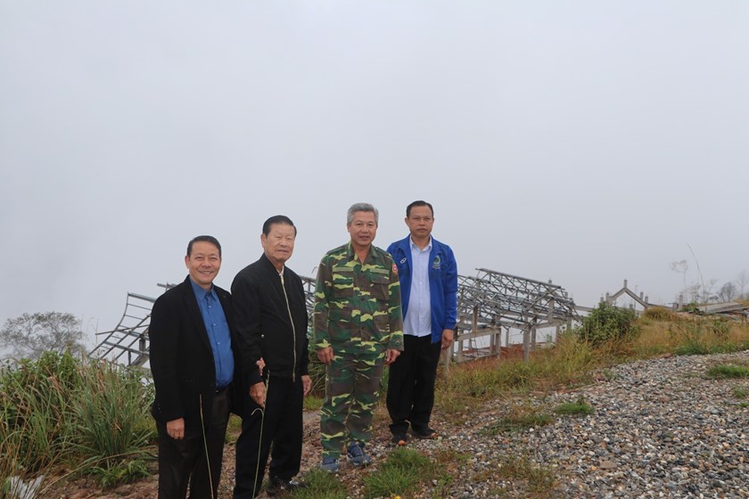 ອະດິດຮອງນາຍົກລັດຖະມົນຕີ ພ້ອມດ້ວຍການນໍາແຂວງໄຊສົມບູນຂຶ້ນພິຊິດຈອມພູເບ້ຍ