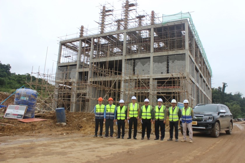 ຮອງເຈົ້າແຂວງໄດ້ລົງຕິດຕາມໂຄງການກໍ່ສ້າງດ່ານສາກົນນໍ້າເງິນ