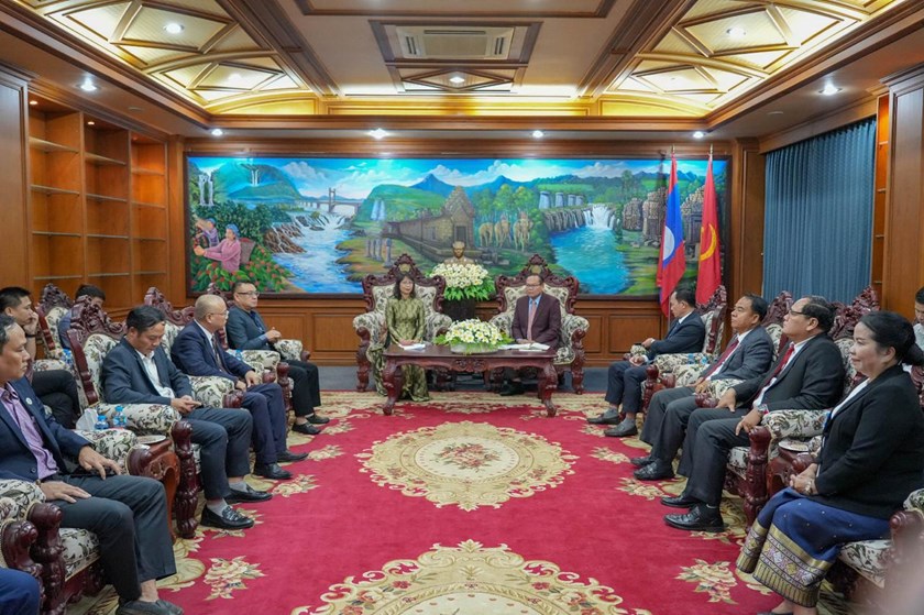 ກົງສູນໃຫຍ່ ສສ ຫວຽດນາມ ປະຈໍານະຄອນປາກເຊ ອວຍພອນການນໍາແຂວງຈຳປາສັກ