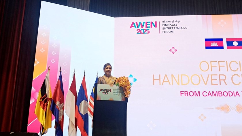 ມອບ-ຮັບປະທານເຄືອຂ່າຍຜູ້ປະກອບການແມ່ຍິງອາຊຽນ