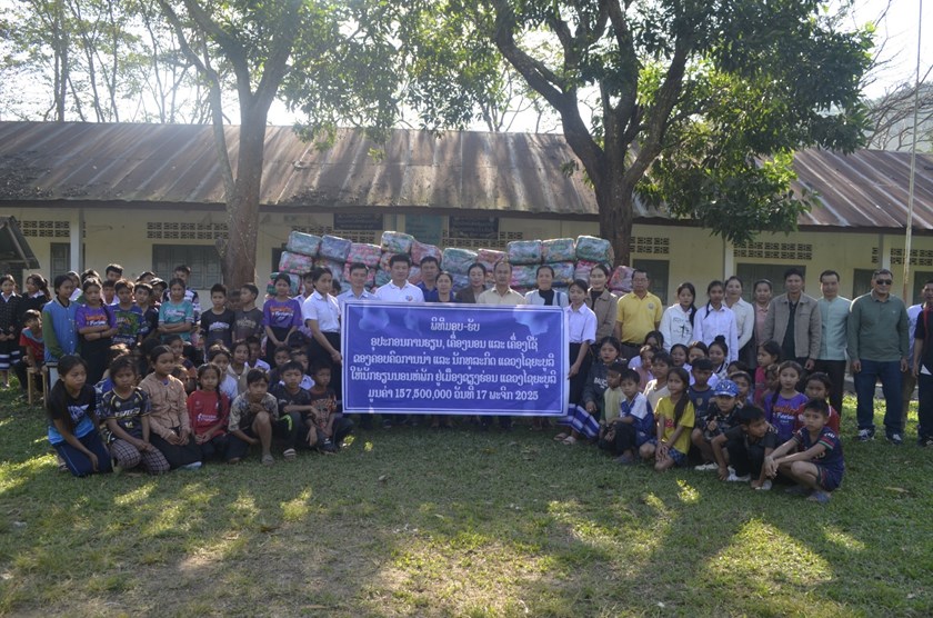 ມອບເຄື່ອງ ໃຫ້ນັກຮຽນນອນຫໍພັກຢູ່ໂຮງຮຽນ ມສ ປາກເປັດ