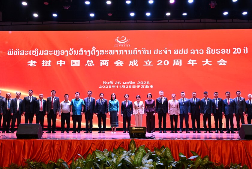 ທ່ານ ຮອງນາຍົກລັດຖະມົນຕີ ເຂົ້າຮ່ວມພິທີສະເຫຼີມສະຫຼອງວັນສ້າງຕັ້ງສະພາການຄ້າຈີນປະຈຳ ສປປ ລາວ ຄົບຮອບ 20 ປີ