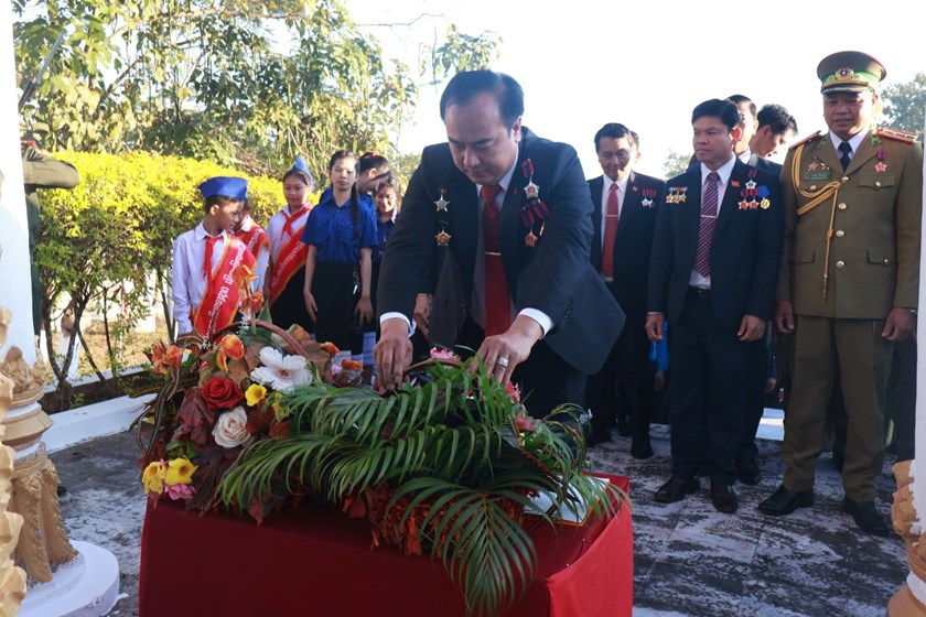 ການນໍາພັກ-ລັດ ເມືອງແກ່ນທ້າວ ວາງກະຕ່າດອກໄມ້ຢູ່ຕໍ່ໜ້າອານຸສອນສະຖານ ປະທານ ໄກສອນ ພົມວິຫານ