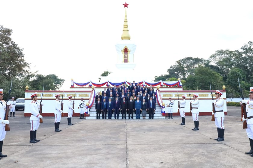 ຄໍາມ່ວນ ວາງກະຕ່າດອກໄມ້ ໃນໂອກາດວັນຊາດທີ 2 ທັນວາ ຄົບຮອບ 50 ປີ