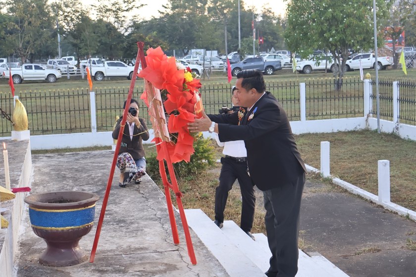 ການນໍາພັກ-ລັດ ວາງພວງມາລາຢູ່ອານຸສາວະລີນັກຮົບນິລະນາມ ແລະ ວາງກະຕ່າດອກໄມ້ ຢູ່ອານຸສາວະລີປະທານ ໄກສອນ ພົມວິຫານ