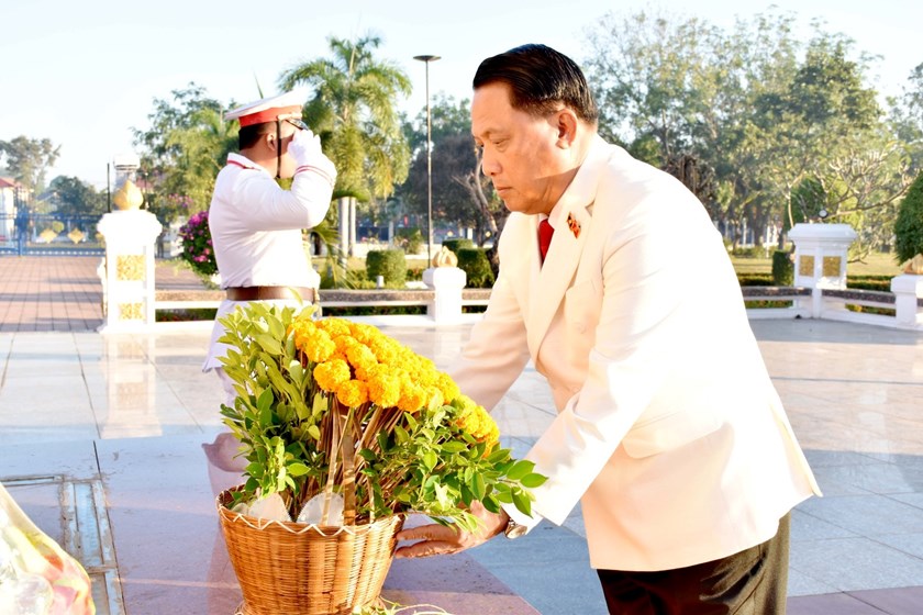 ການນຳພັກ-ລັດແຂວງສະຫວັນນະເຂດວາງພວງມາລາ ແລະກະຕ່າດອກໄມ້ໃນໂອກາດວັນຊາດ ຄົບຮອບ 50 ປີ