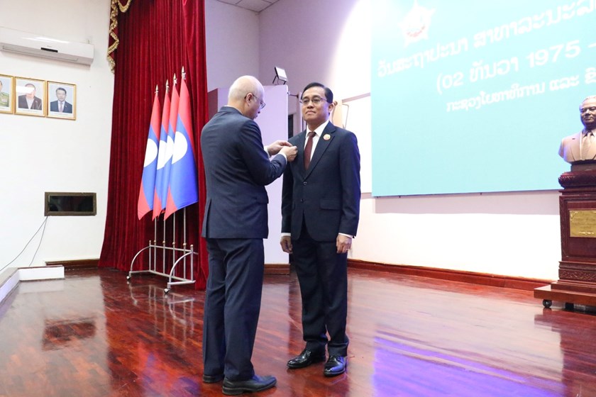 ຍທຂ ປະດັບຫຼຽນກາລະນຶກ 50 ປີວັນສະຖາປະນາ ສປປ ລາວ