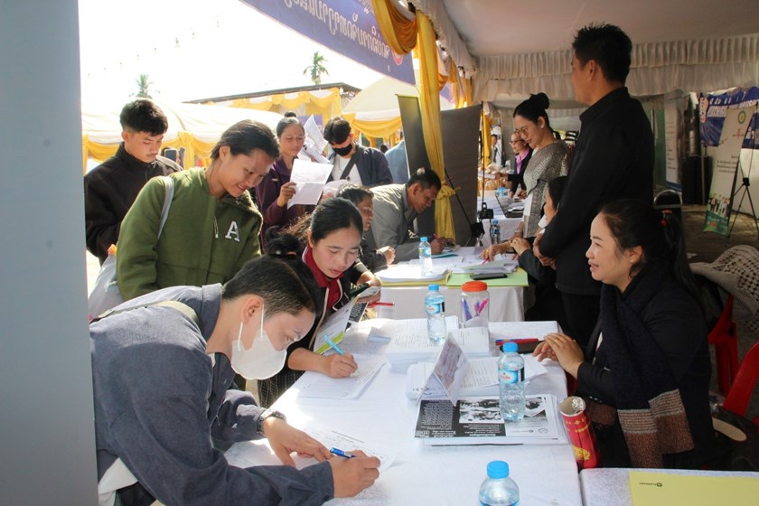 ຄຳມ່ວນຮ່ວມກັບບໍລິສັດ ໄຟຟ້ານໍ້າເທີນ 2 ຈັດງານຕະຫຼາດນັດແຮງງານ