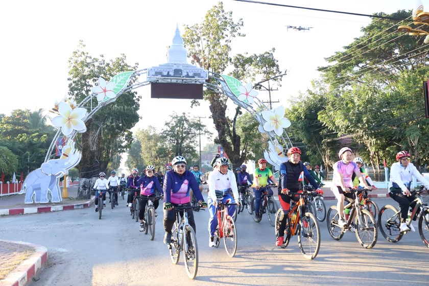 ຄໍາມ່ວນ ຂີ່ລົດຖີບສະເຫຼີມສະຫຼອງວັນຊາດ ທີ 2 ທັນວາ ຄົບຮອບ 50 ປີ