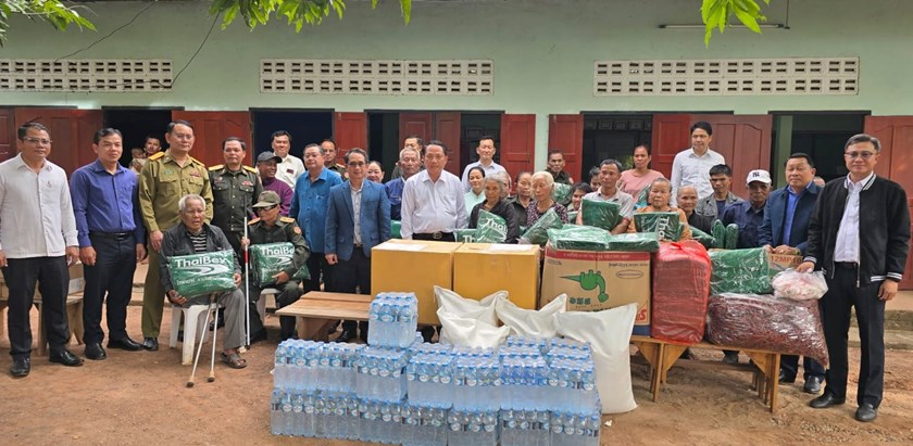 ເຈົ້າແຂວງສະຫວັນນະເຂດ ອວຍພອນ ແລະ ມອບເຄື່ອງໃຫ້ກອງຮ້ອຍສູນເສຍອົງຄະ-ນັກຮົບແຂ່ງຂັນ ໃນໂອກາດວັນສະຖາປານາ ສປປ ລາວ ຄົບຮອບ 50 ປີ