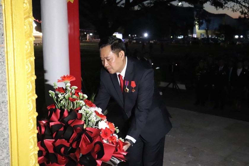 ຈຳປາສັກ ວາງພວງມາລາ ແລະ ກະຕ່າດອກໄມ້ ເນື່ອງ​ໃນໂອກາດ​ວັນຊາດ​ 2 ທັນວາ ​ແລະ​ ວັນເກີດ​ປະທານ​ ໄກສອນ​ ພົມວິຫານ​