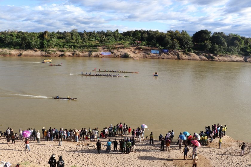 ແຊ້ມເຮືອປະເພນີ ທັງຊາຍ ແລະ ຍິງ ຕົກເປັນຂອງບ້ານດ່ານ