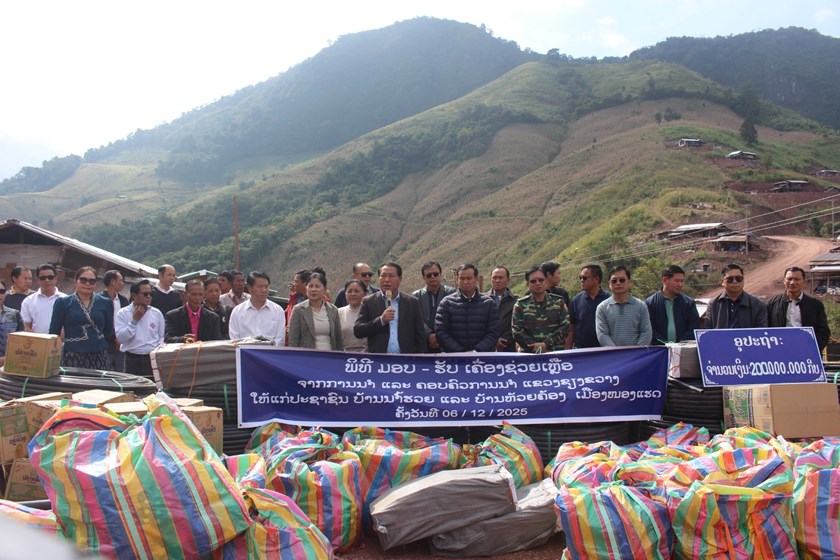 ການນຳແຂວງຊຽງຂວາງມອບເຄື່ອງຊ່ວຍເຫຼືອໃຫ້ບ້ານນ້ຳຮວຍ ແລະ ບ້ານກໍສ່ານ