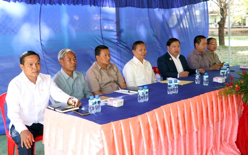 ຄະນະຜູ້ແທນສຳພັນຄົນລາວຢູ່ປະເທດຝຣັ່ງ ມອບເງິນສົມທົບທຶນສ້າງຫໍພັກຄູ-ນັກຮຽນ ບ້ານຂີ້ນາກ