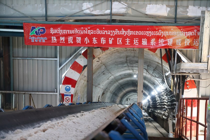 ອາຊີ-ໂປຕາສ ສາກົນ ສໍາເລັດການທົດລອງປ້ອນວັດສະດຸເຄື່ອງຈັກຜະລິດແບບຕໍ່ເນື່ອງຂອງໂຄງການຝຸ່ນໂປຕາສ 1 ລ້ານໂຕນ ແຫ່ງທີ 3 ! ກໍາລັງການຜະລິດຝຸ່ນໂປຕາສ ຂອງ ສປປ ລາວ ບັນລຸການຍົກລະດັບແບບກ້າວກະໂດດອີກເທື່ອໜຶ່ງ!